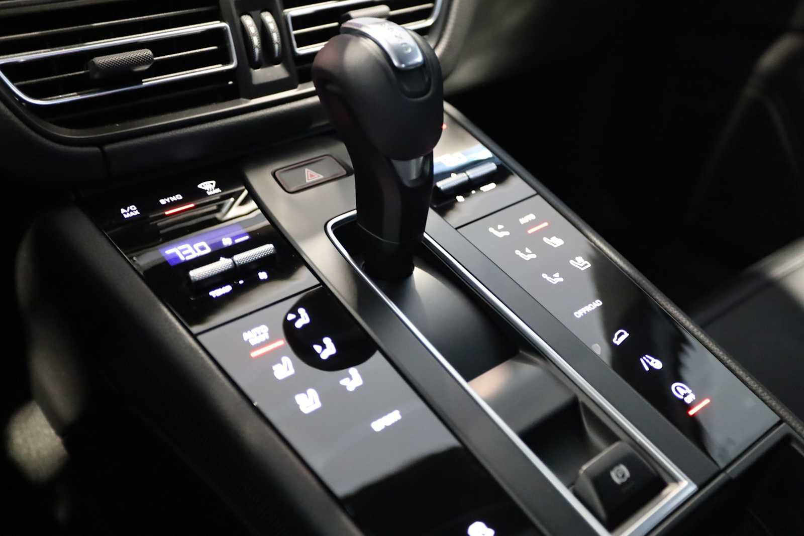 Used 2025 Porsche Macan AWD/4WD image 28