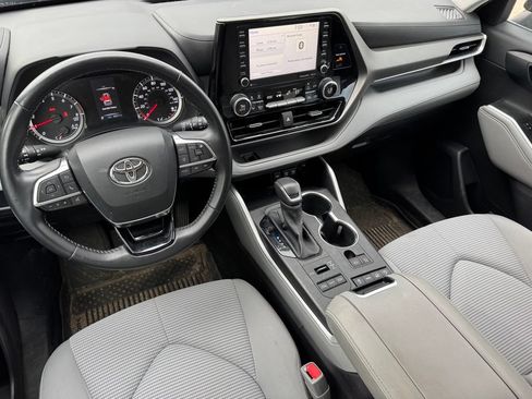 Used 2021 Toyota Highlander LE AWD/4WD image 7