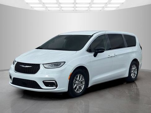 Certified 2024 Chrysler Pacifica Touring-L FWD image 3