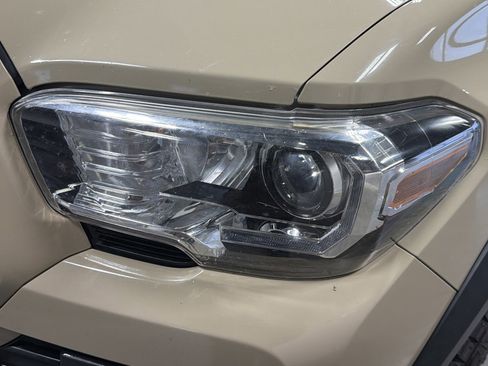 Used 2019 Toyota Tacoma TRD Off-Road image 11