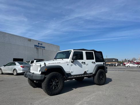 Used 2015 Jeep Wrangler Unlimited Rubicon w/ Connectivity Group image 6