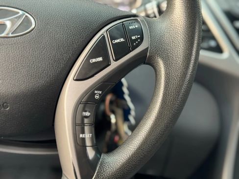 Used 2015 Hyundai Elantra SE image 20