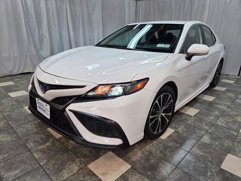 Used 2022 Toyota Camry SE FWD image 2