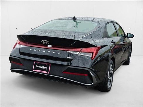 Used 2025 Hyundai Elantra SEL FWD image 2