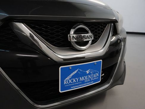 Used 2017 Nissan Maxima Platinum w/ Interior Lighting Package FWD image 9