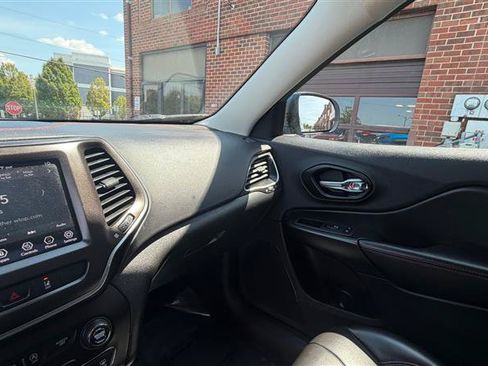 Used 2021 Jeep Cherokee Trailhawk AWD/4WD image 38