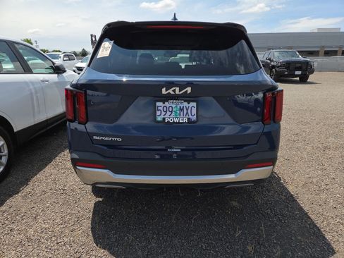Used 2024 Kia Sorento S w/ Panoramic Sunroof Package FWD image 4