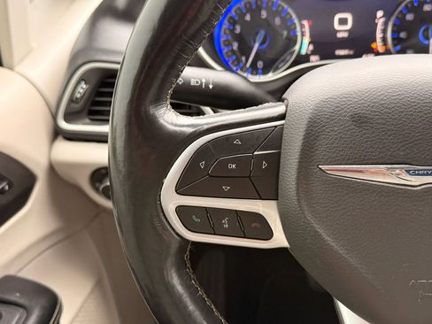 Used 2021 Chrysler Pacifica Touring-L FWD image 17