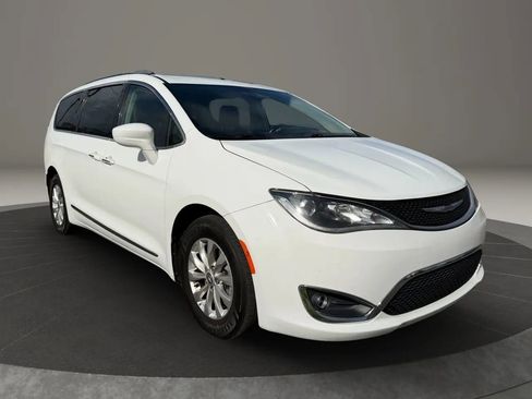 Used 2018 Chrysler Pacifica Touring-L FWD image 2