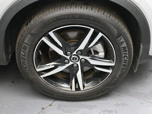 Certified 2025 Volvo XC40 B5 Core image 10