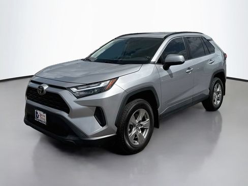 Used 2022 Toyota RAV4 XLE w/ Convenience Package FWD image 3