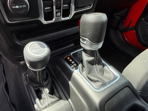 Used 2023 Jeep Gladiator Overland image 16