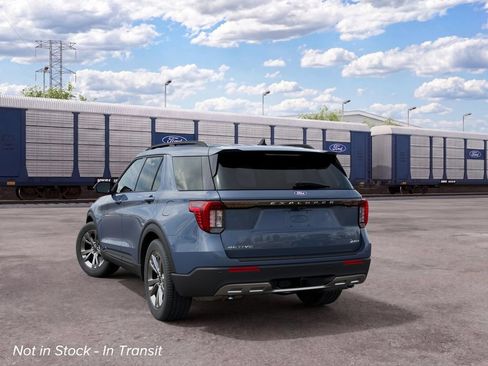 Used 2027 Ford Explorer Active AWD/4WD image 2