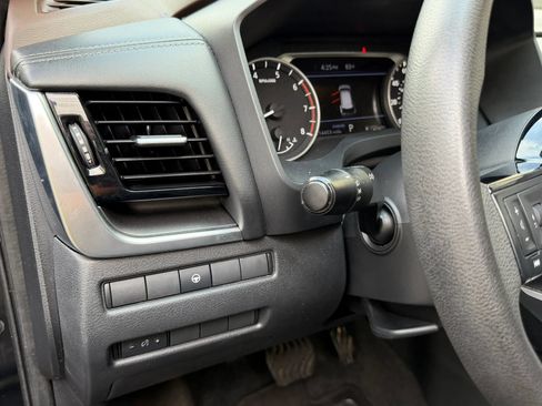 Used 2022 Nissan Rogue SV FWD image 26