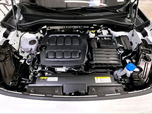 Certified 2025 Volkswagen Tiguan SE image 12