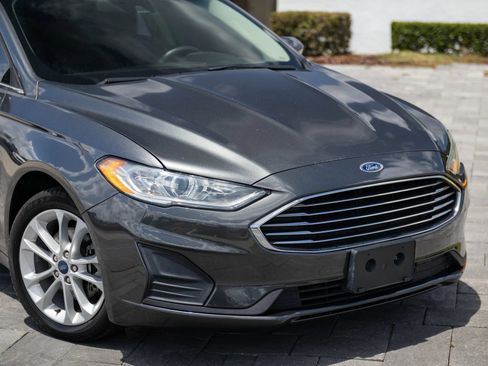 Used 2019 Ford Fusion SE FWD image 2