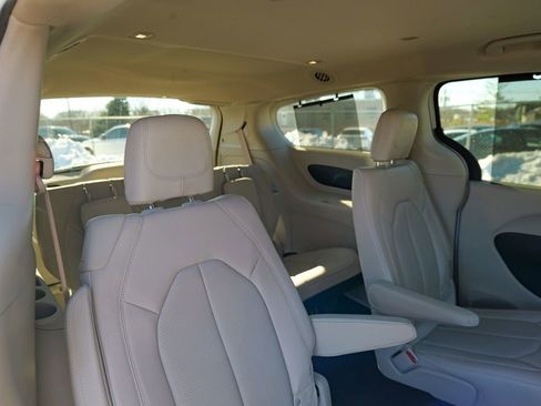 Used 2021 Chrysler Pacifica Touring-L AWD/4WD image 25