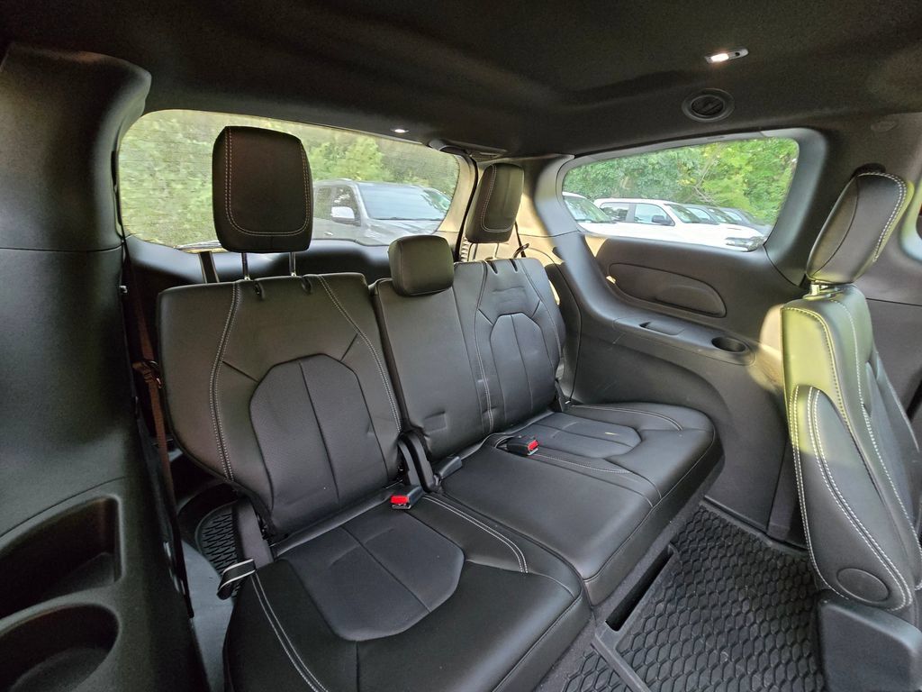 Used 2025 Chrysler Pacifica Select AWD/4WD image 26