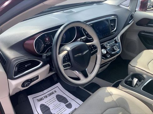 Used 2017 Chrysler Pacifica Limited w/ UConnect Theater Package FWD image 18
