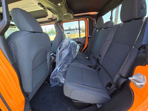 New 2025 Jeep Gladiator Sport image 17