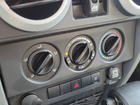 Used 2009 Jeep Wrangler Unlimited Sahara w/ Dual Top Group AWD/4WD image 21