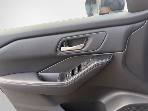 Used 2025 Nissan Rogue SV image 17