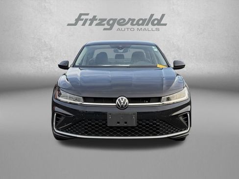 Used 2025 Volkswagen Jetta SE FWD image 2