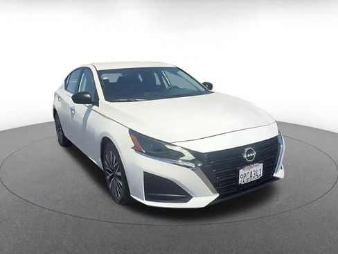 Used 2025 Nissan Altima 2.5 SV FWD image 3