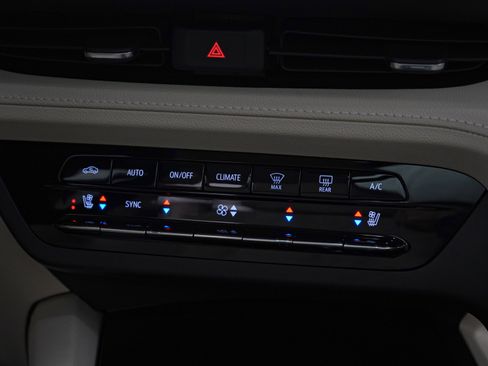 Used 2023 Buick Envision Avenir image 18