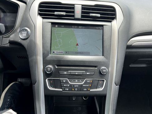 Used 2018 Ford Fusion SE w/ Fusion SE Technology Package image 14