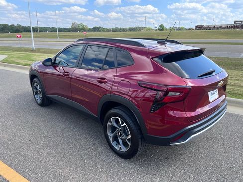 Used 2024 Chevrolet Trax LT w/ Driver Confidence Package image 9