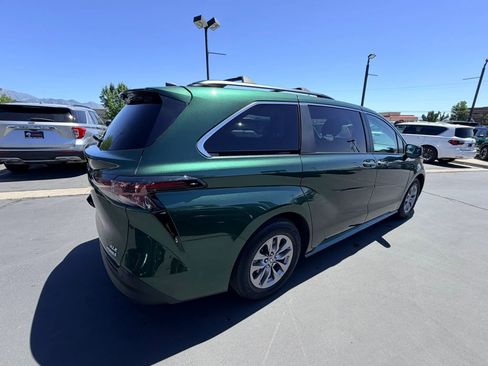Used 2024 Toyota Sienna XLE w/ XLE Plus Package AWD/4WD image 4