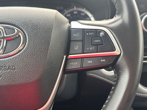 Used 2024 Toyota Highlander LE AWD/4WD image 21