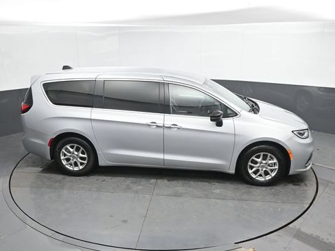 Used 2024 Chrysler Pacifica Touring-L FWD image 14
