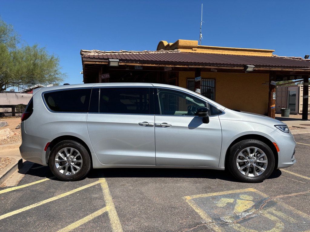 Used 2024 Chrysler Pacifica Touring-L AWD/4WD image 4