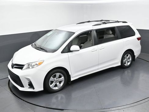 Used 2019 Toyota Sienna LE image 46
