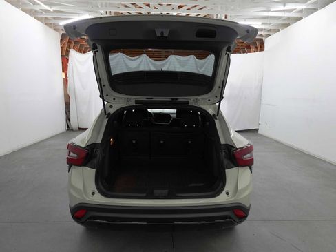 Used 2026 Chevrolet Trax RS FWD image 29