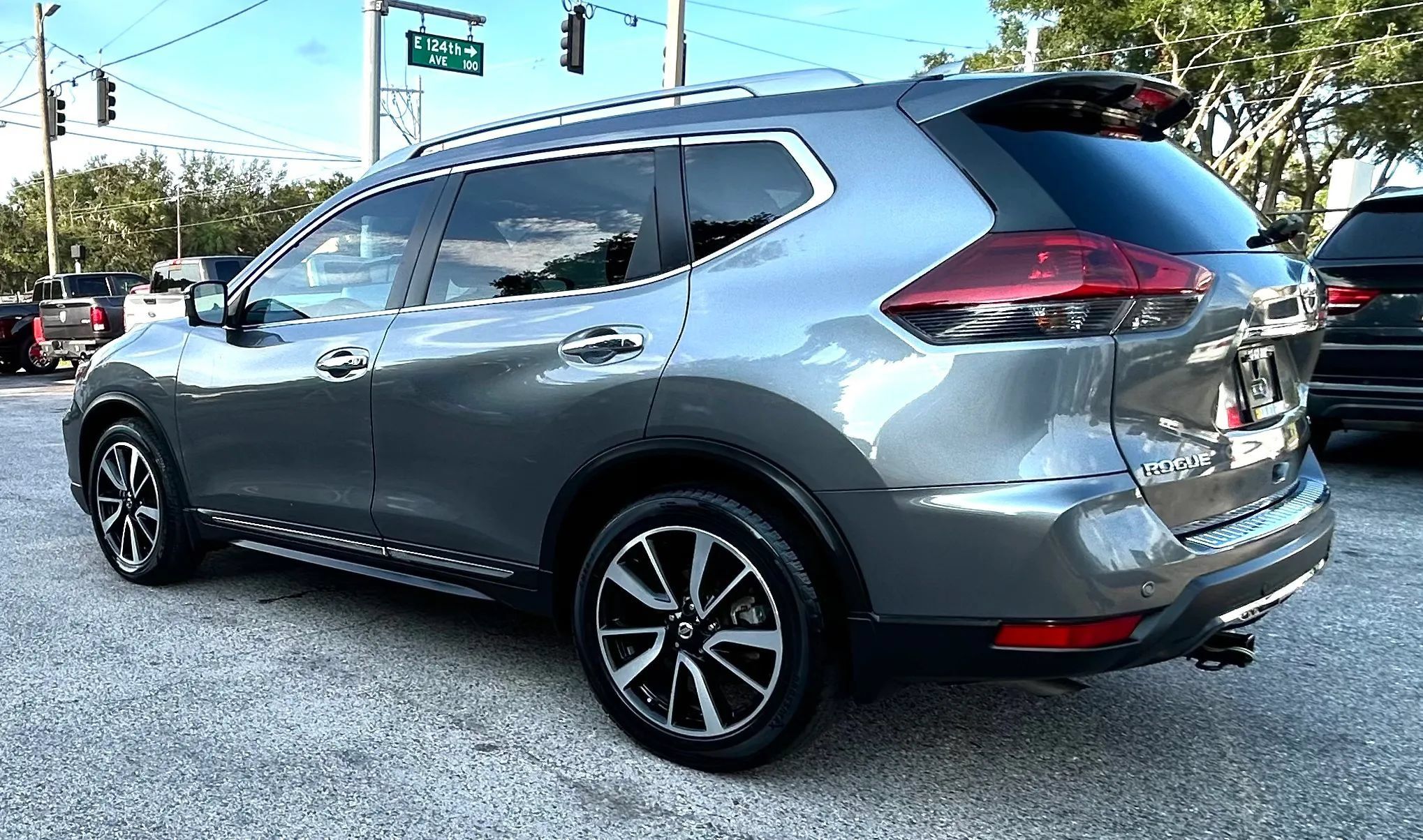 Used 2020 Nissan Rogue SL w/ Premium Package FWD image 9