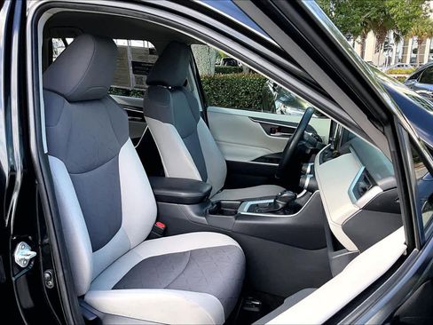 Used 2020 Toyota RAV4 XLE w/ XLE Grade Weather Package image 9