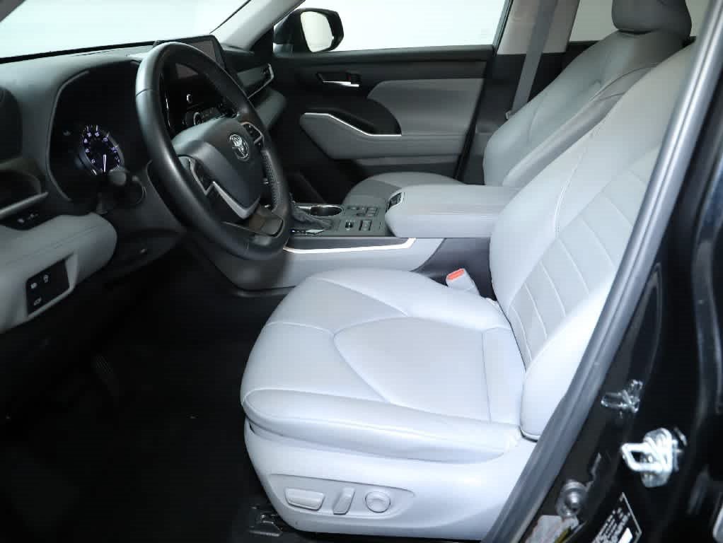 Used 2024 Toyota Highlander XLE AWD/4WD image 18