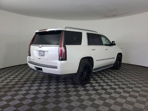 Used 2016 Cadillac Escalade Luxury image 4