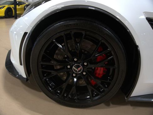 Used 2015 Chevrolet Corvette Z06 w/ 3LZ Preferred Equipment Group image 34