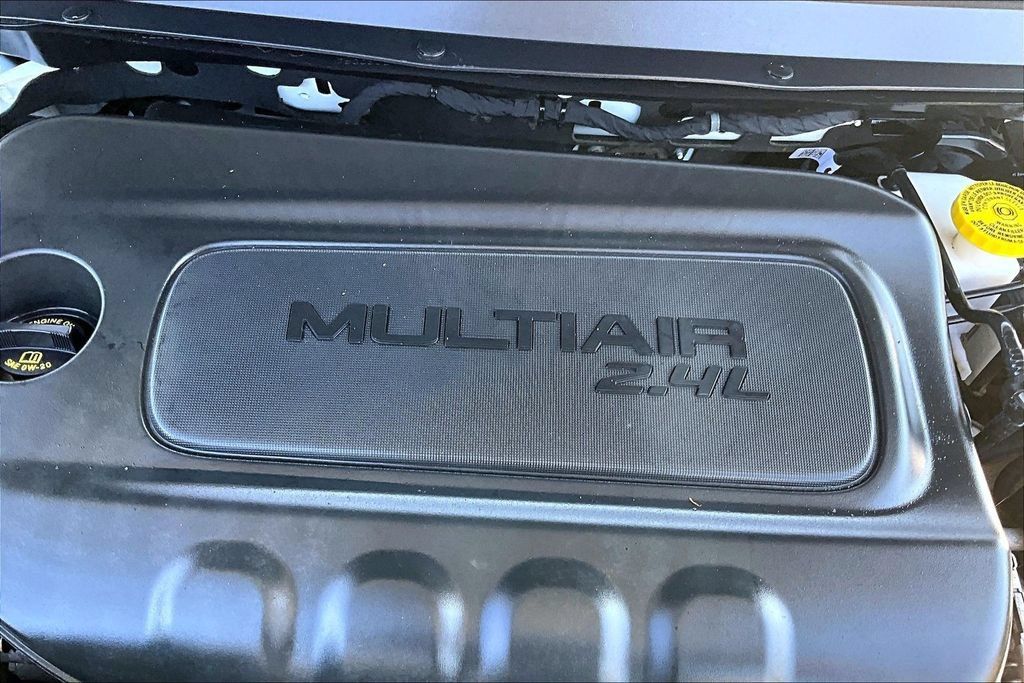 Used 2021 Jeep Cherokee Latitude Plus AWD/4WD image 29