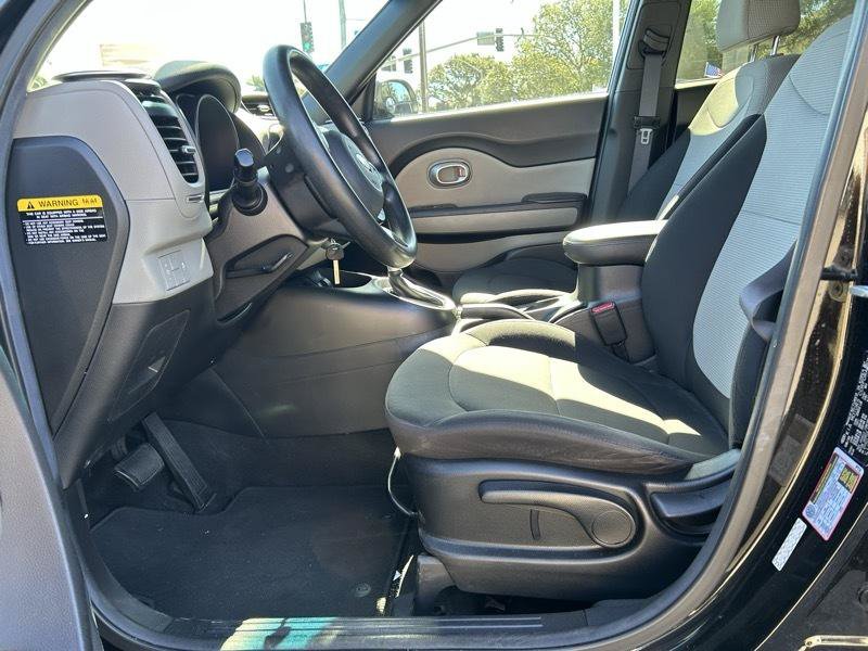 Used 2017 Kia Soul FWD image 6