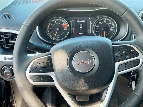 Used 2022 Jeep Cherokee Latitude AWD/4WD image 11