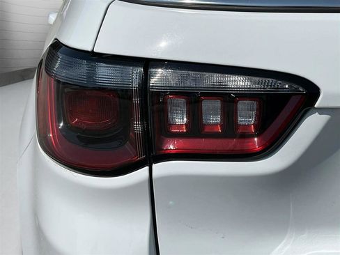 Used 2025 Jeep Compass Latitude w/ Sun & Sound Group image 9