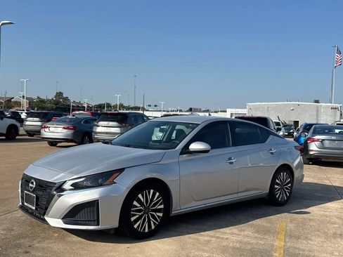 Certified 2023 Nissan Altima 2.5 SV FWD image 9