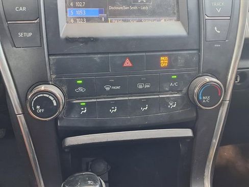 Used 2017 Toyota Camry SE image 15