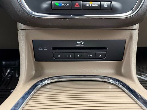 Used 2016 Chrysler Town & Country Touring-L image 29