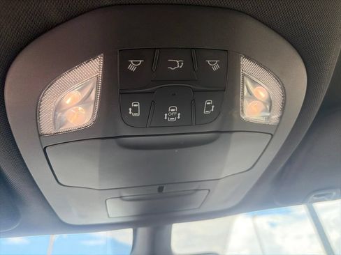 Used 2025 Chrysler Pacifica Select FWD image 35